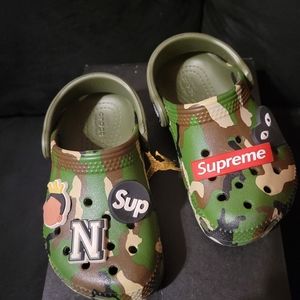 Crocs Camo 7c ( no charms )